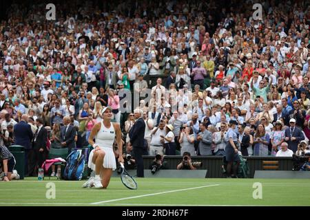 Marketa Vondrousova dopo aver battuto Ons Jabeur... Ons Jabeur contro Marketa Vondrousova nella finale femminile al Centre Court di Wimbledon. Wimbledon Ladies Final Day, Wimbledon, Londra, Regno Unito, il 15 luglio, 2023. Foto Stock