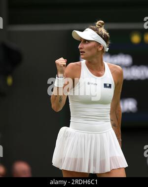 Marketa Vondrousova in azione. Ons Jabeur contro Marketa Vondrousova nella finale femminile al Centre Court di Wimbledon. Wimbledon Ladies Final Day, Wimbledon, Londra, Regno Unito, il 15 luglio, 2023. Foto Stock