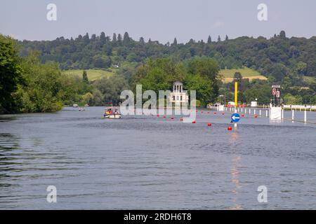 14 giugno 23 varie attività e lavori di costruzione vicino a Temple Island sul Tamigi a Henley-on-Thames nell'Oxfordshire, in preparazione per il Royal Foto Stock