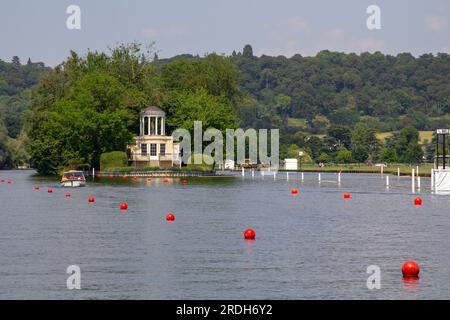 14 giugno 23 varie attività e lavori di costruzione vicino a Temple Island sul Tamigi a Henley-on-Thames nell'Oxfordshire, in preparazione per il Royal Foto Stock