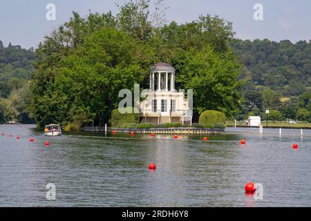 14 giugno 23 varie attività e lavori di costruzione vicino a Temple Island sul Tamigi a Henley-on-Thames nell'Oxfordshire, in preparazione per il Royal Foto Stock