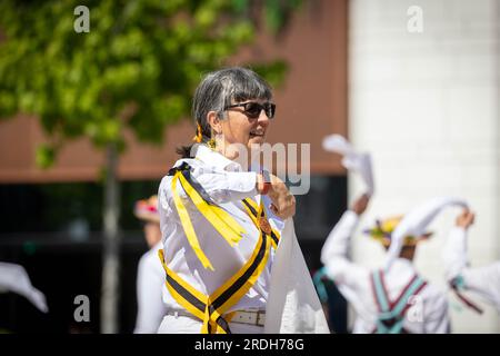 Conte di Stamford Morris Dancers che si esibisce a Times Square, Warrington al fine di reclutare nuovi ballerini Foto Stock
