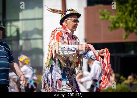 Conte di Stamford Morris Dancers che si esibisce a Times Square, Warrington al fine di reclutare nuovi ballerini Foto Stock