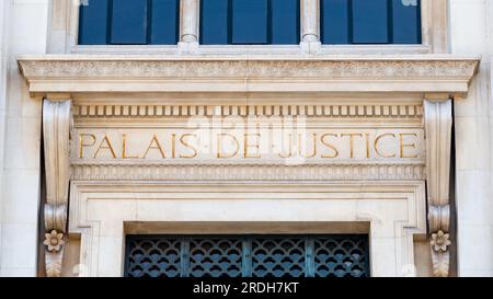 Primo piano del cartello sul frontone della facciata di un tribunale con le parole "Palais de Justice" (che significa "tribunale") scritte in francese Foto Stock