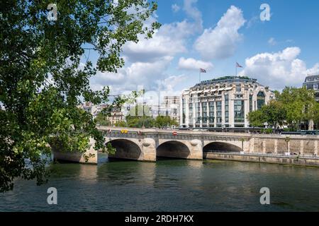 Il fiume Senna, il Pont Neuf e il famoso grande magazzino parigino la Samaritaine in un giorno d'estate Foto Stock