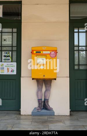 Villach, Austria. 18 luglio 2023. La cassetta delle lettere dell'ufficio postale austriaco nel centro della città Foto Stock