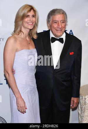 Susan Crow e Tony Bennett partecipano all'evento Friar's Club Entertainment Icon Award in occasione del 90° compleanno della leggenda presso lo Sheraton Hotel & Tower di New York Foto Stock