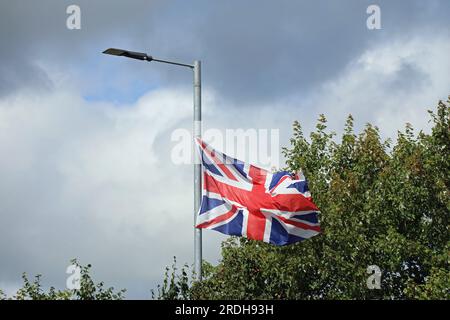 Union Jack in volo a Belfast per il 12 luglio Foto Stock