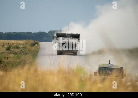 British Army Challenger II 2 Titan Armoured Vehicle Launcher Bridge (AVLB) in viaggio lungo una pista polverosa a speed, Wiltshire UK Foto Stock
