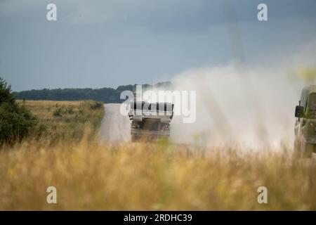 British Army Challenger II 2 Titan Armoured Vehicle Launcher Bridge (AVLB) in viaggio lungo una pista polverosa a speed, Wiltshire UK Foto Stock