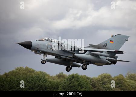 Il Tornado IDS dell'Aeronautica tedesca decolla per la sua esposizione al Royal International Air Tattoo 2023. Foto Stock