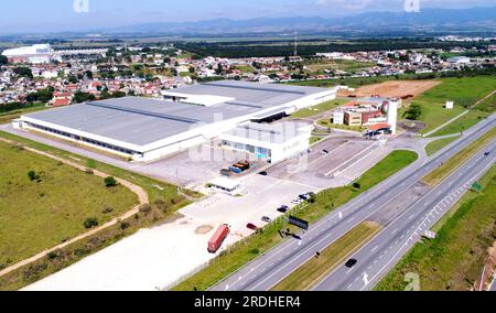 20 luglio 2023, San Paolo, Brasile: Eve Air Mobility ed Embraer hanno annunciato oggi che il primo impianto di produzione di aeromobili elettrici verticali per decollo e atterraggio (eVTOL) si svolgerà nella città di Taubate, nello stato di San Paolo, Brasile. Previa approvazione delle autorità finali, l'impianto di produzione sarà situato su una parte designata di terreno all'interno dell'unità esistente di Embraer nella città che sarà ampliata. Il costruttore di aerei brasiliano Embraer dice che sarà costruita una nuova fabbrica vicino a San Paolo per produrre taxi volanti elettrici che spera porterà in cielo dal 2026. L'airc Foto Stock