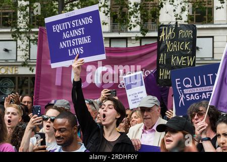 Londra, Regno Unito. 21 luglio 2023. I membri del sindacato dell'intrattenimento Equity e Supporters organizzano un raduno a Leicester Square in solidarietà con gli attori statunitensi più colpiti. La settimana scorsa è stato avviato un’importante azione industriale da parte della Screen Actors Guild – American Federation of Television and radio Artists (SAG-AFTRA), Che rappresenta circa 160.000 attori negli Stati Uniti, dopo che l’unione non ha negoziato nuovi contratti con l’Alliance of Motion Picture and Television Producers (AMPTP). Credito: Wiktor Szymanowicz/Alamy Live News Foto Stock