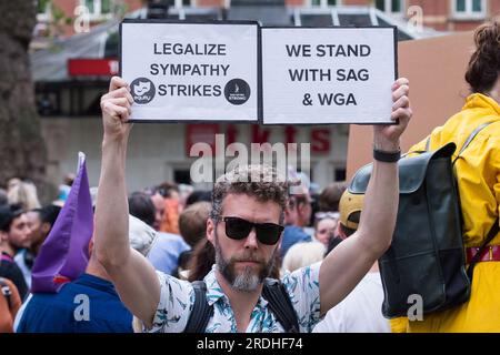 Londra, Regno Unito. 21 luglio 2023. Un dimostratore tiene cartelli come membri del sindacato dell'intrattenimento Equity e i tifosi organizzano una manifestazione a Leicester Square in solidarietà con gli attori statunitensi. La settimana scorsa è stato avviato un’importante azione industriale da parte della Screen Actors Guild – American Federation of Television and radio Artists (SAG-AFTRA), Che rappresenta circa 160.000 attori negli Stati Uniti, dopo che l’unione non ha negoziato nuovi contratti con l’Alliance of Motion Picture and Television Producers (AMPTP). Credito: Wiktor Szymanowicz/Alamy Live News Foto Stock