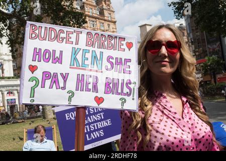 Londra, Regno Unito. 21 luglio 2023. Un dimostratore tiene un cartello come membri del sindacato dell'intrattenimento Equity e sostenitori organizzano un raduno a Leicester Square in solidarietà con gli attori statunitensi. La settimana scorsa è stato avviato un’importante azione industriale da parte della Screen Actors Guild – American Federation of Television and radio Artists (SAG-AFTRA), Che rappresenta circa 160.000 attori negli Stati Uniti, dopo che l’unione non ha negoziato nuovi contratti con l’Alliance of Motion Picture and Television Producers (AMPTP). Credito: Wiktor Szymanowicz/Alamy Live News Foto Stock