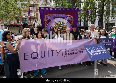 Londra, Regno Unito. 21 luglio 2023. Andy Serkis, David Oyelowo, Hayley Atwell, Brian Cox, Simon Pegg, Golda Rosheuvel, Imelda Staunton e Jim Carter si uniscono ai membri del sindacato dell'intrattenimento Equity e Supporters durante una manifestazione a Leicester Square in solidarietà con gli attori statunitensi. La scorsa settimana ha segnato l’inizio di un’importante azione industriale da parte della Screen Actors Guild – American Federation of Television and radio Artists (SAG-AFTRA), che rappresenta circa 160.000 attori in tutti gli Stati Uniti, dopo che l’unione non è riuscita a negoziare nuovi contratti con l’Alliance of Motion Picture and Television Foto Stock