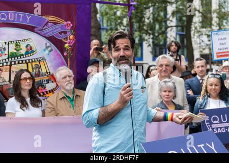 Londra, Regno Unito. 21 luglio 2023. L'attore Rob Delaney si rivolge ai membri del sindacato dell'intrattenimento Equity e ai sostenitori durante una manifestazione a Leicester Square in solidarietà con gli attori statunitensi di spicco. La settimana scorsa è stato avviato un’importante azione industriale da parte della Screen Actors Guild – American Federation of Television and radio Artists (SAG-AFTRA), Che rappresenta circa 160.000 attori negli Stati Uniti, dopo che l’unione non ha negoziato nuovi contratti con l’Alliance of Motion Picture and Television Producers (AMPTP). Credito: Wiktor Szymanowicz/Alamy Live News Foto Stock