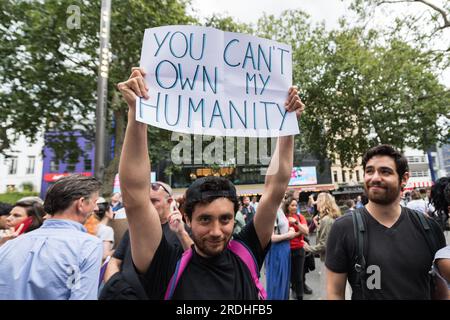 Londra, Regno Unito. 21 luglio 2023. Un dimostratore tiene un cartello come membri del sindacato dell'intrattenimento Equity e sostenitori organizzano un raduno a Leicester Square in solidarietà con gli attori statunitensi. La settimana scorsa è stato avviato un’importante azione industriale da parte della Screen Actors Guild – American Federation of Television and radio Artists (SAG-AFTRA), Che rappresenta circa 160.000 attori negli Stati Uniti, dopo che l’unione non ha negoziato nuovi contratti con l’Alliance of Motion Picture and Television Producers (AMPTP). Credito: Wiktor Szymanowicz/Alamy Live News Foto Stock