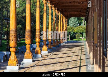 World War II Memorial l'edificio con pilastri accanto alla statua contiene i nomi di tanti morti durante la guerra. Tashkent, Uzbekistan. Foto Stock