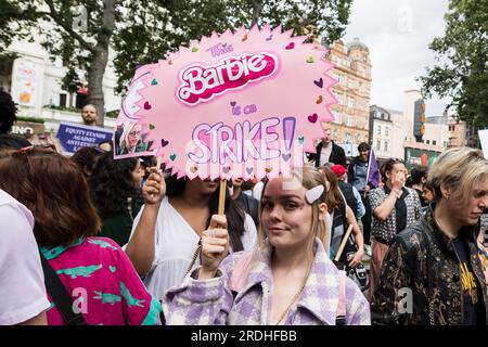 Londra, Regno Unito. 21 luglio 2023. Un dimostratore tiene un cartello come membri del sindacato dell'intrattenimento Equity e sostenitori organizzano un raduno a Leicester Square in solidarietà con gli attori statunitensi. La settimana scorsa è stato avviato un’importante azione industriale da parte della Screen Actors Guild – American Federation of Television and radio Artists (SAG-AFTRA), Che rappresenta circa 160.000 attori negli Stati Uniti, dopo che l’unione non ha negoziato nuovi contratti con l’Alliance of Motion Picture and Television Producers (AMPTP). Credito: Wiktor Szymanowicz/Alamy Live News Foto Stock