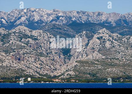 Catena montuosa del Velebit (Alpi Dinariche), Croazia. Starigrad è la porta d'ingresso al Parco Nazionale di Paklenica. Foto Stock