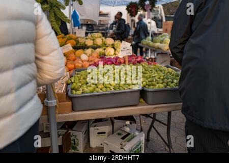 23 novembre 2022 - New York, Stati Uniti: Cavoletti di Bruxelles in vendita al Grow NYC Union Square Greenmarket, un mercato agricolo aperto tutto l'anno con varie aziende agricole e di tipo diverso Foto Stock