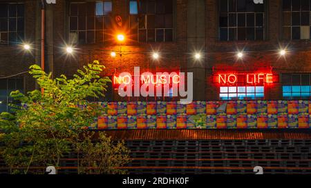 iscrizione al neon all'evento post-industriale presso il cantiere di danzica Foto Stock