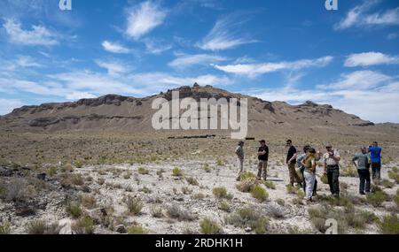 Dugway, Utah, USA. 17 luglio 2023. Lo Utah test and Training Range del Dipartimento della difesa viene visto lunedì 17 luglio 2023, mentre le squadre di recupero visitano l'ellisse di atterraggio prevista in preparazione per il recupero della capsula di ritorno campione dalla missione OSIRIS-Rex della NASA. Il campione è stato raccolto dall'asteroide Bennu nell'ottobre 2020 dalla navicella spaziale OSIRIS-Rex della NASA e tornerà sulla Terra il 24 settembre, atterrando sotto paracadute allo Utah test and Training Range. Credito: Keegan Barber/NASA/ZUMA Press Wire/ZUMAPRESS.com/Alamy Live News Foto Stock