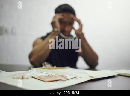 Uomo, criminale e interrogatorio per droga, crimine o riciclaggio di denaro nel timore di arresti o carceri. Uomo, gangster o sospettato in prigione, giustizia o. Foto Stock