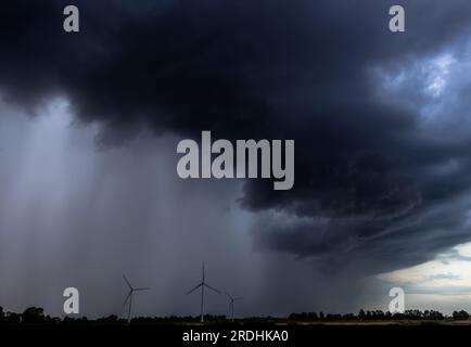 fronte tempesta sopra il parco eolico Foto Stock