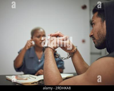 Crimine, sospettato e agente di polizia donna della centrale che scrive un rapporto legale per la giustizia sociale. Forze dell'ordine, sicurezza e ladro maschile Foto Stock