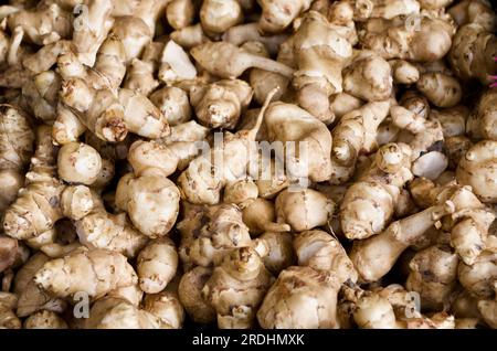 Primo piano del carciofo fresco di Gerusalemme in vendita al mercato agricolo. Foto Stock