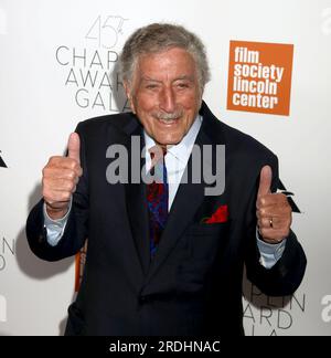 30 aprile 2018, New York City, New York, USA: Il cantante TONY BENNETT partecipa al 45° Chaplin Award Gala in onore di Helen Mirren tenutosi presso l'Alice Tully Hall del Lincoln Center. (Immagine di credito: © Nancy Kaszerman/ZUMA Wire) SOLO USO EDITORIALE! Non per USO commerciale! Foto Stock