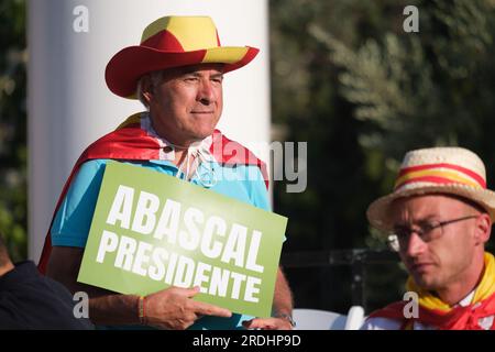 Sostenitori del partito di estrema destra VOX durante la campagna di chiusura del raduno del partito Vox, prima delle elezioni generali del 23J, plaza Colon a Madrid su J Foto Stock