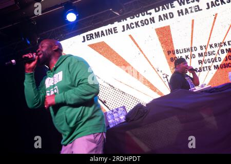 Nottingham, Regno Unito, 21 luglio 2023, Hip Hop Legends De la Soul Kelvin 'Posdnuos' Mercer e Vincent 'Maseo' Mason si esibiscono con una folla esaurita al Rock City di Nottingham , Regno Unito Credit: Paul Smith / Alamy Live News Foto Stock