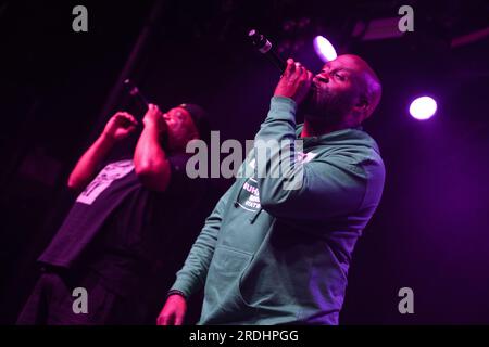 Nottingham, Regno Unito, 21 luglio 2023, Hip Hop Legends De la Soul Kelvin 'Posdnuos' Mercer e Vincent 'Maseo' Mason si esibiscono con una folla esaurita al Rock City di Nottingham , Regno Unito Credit: Paul Smith / Alamy Live News Foto Stock