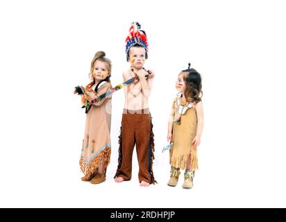 Adorabili bambini vestono i costumi indiani per Halloween. Sono pronti per la guerra con le loro armi e le loro feroci espressioni. Foto Stock