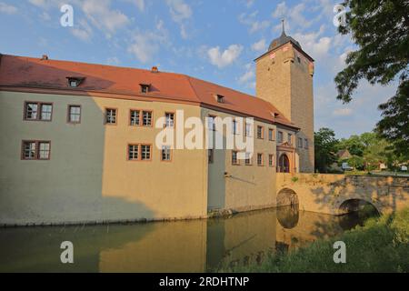 Castello con fossato costruito nel XII secolo con torre, ponte ad arco e riflesso in stagno, Kapellendorf, Turingia, Germania Foto Stock