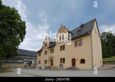 Rifugio di caccia giallo e edificio per uffici dal Monastero Paulinzella, Foresta Turingia, Turingia, Germania Foto Stock