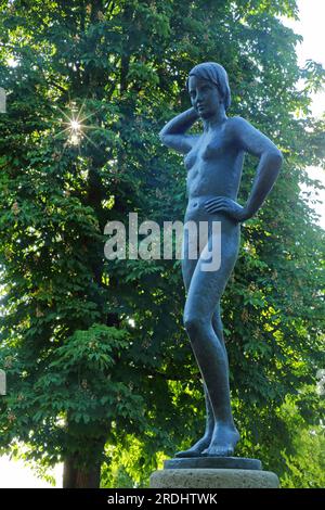 Ragazza della fontana presso la fontana ornamentale di Dorothea von Philipsborn 2001 contro la luce di fronte al palazzo rinascimentale, Dornburg Palaces, Dorn Foto Stock