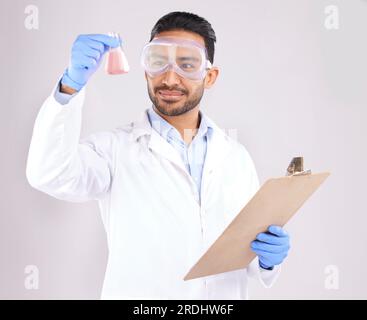 Uomo scienziato, becher e pensiero con checklist, analisi e occhiali di protezione dpi in studio su sfondo bianco. Esperto di scienze asiatiche, appunti e. Foto Stock