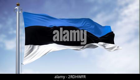 Bandiera nazionale dell'Estonia che sventola al vento in una giornata limpida. tricolore orizzontale con tre bande uguali di blu, nero e bianco. illustrazione 3d r Foto Stock