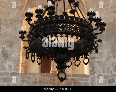 Lampadario di luce all'interno del Sint-Nicolaaskapel (Chapelle Saint Nicolas) a Nimega, nei Paesi Bassi Foto Stock