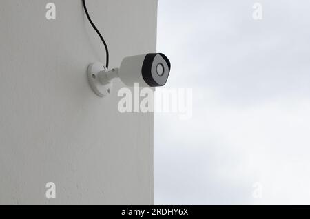 Dettagli della telecamera di sorveglianza sul balcone, catturando tutte le angolazioni per garantire la massima protezione. Sorveglianza costante per un ambiente sicuro e affidabile. Foto Stock