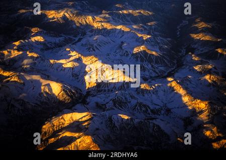 Le montagne Absaroka, parte del Continental divide sul Solstizio d'Inverno, da un volo della United Airlines, Wyoming, USA. Foto Stock