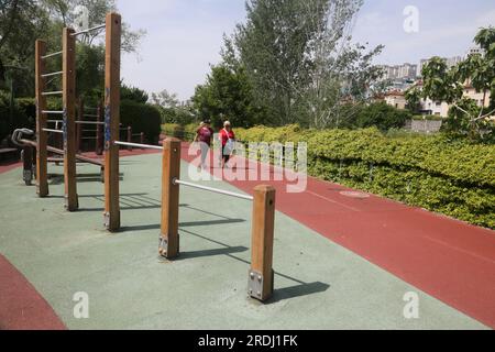ISTANBUL, TURCHIA - 13 MAGGIO: Persone che camminano sul circuito sportivo all'aperto il 13 maggio 2019 a Istanbul, Turchia. Foto Stock