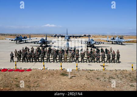 L aeronautica militare statunitense e gli avieri Fuerza Aerea del