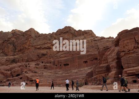 Turismo in Medio Oriente - Anfiteatro scavato nelle montagne - Petra, Giordania - la città rosa dei Nabatei Foto Stock
