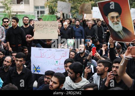 Teheran, Iran. 21 luglio 2023. Una protesta contro la Svezia di fronte all'ambasciata svedese a Teheran, Iran, venerdì 21 luglio 2023. Migliaia di persone sono scese in piazza in una manciata di paesi a maggioranza musulmana venerdì per esprimere la loro indignazione per la profanazione di una copia del Corano in Svezia, un giorno dopo che i manifestanti hanno assalito l'ambasciata del paese in Iraq. (Foto di Sobhan Farajvan/Pacific Press) credito: Pacific Press Media Production Corp./Alamy Live News Foto Stock