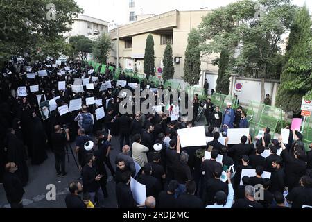Teheran, Iran. 21 luglio 2023. Una protesta contro la Svezia di fronte all'ambasciata svedese a Teheran, Iran, venerdì 21 luglio 2023. Migliaia di persone sono scese in piazza in una manciata di paesi a maggioranza musulmana venerdì per esprimere la loro indignazione per la profanazione di una copia del Corano in Svezia, un giorno dopo che i manifestanti hanno assalito l'ambasciata del paese in Iraq. (Foto di Sobhan Farajvan/Pacific Press) credito: Pacific Press Media Production Corp./Alamy Live News Foto Stock